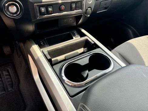 Used 2024 Nissan Titan SV w/ SV Convenience Package RWD image 25