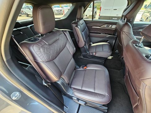 Used 2026 Ford Explorer Platinum w/ LUX Leather Package AWD/4WD image 31