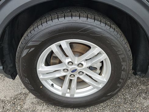 Used 2022 Ford Explorer XLT w/ Equipment Group 202A image 9