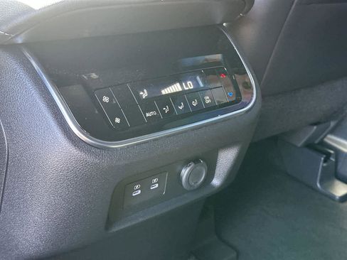 Used 2025 Nissan Armada SL image 30