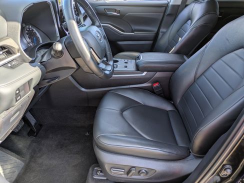 Used 2024 Toyota Highlander XLE FWD image 20