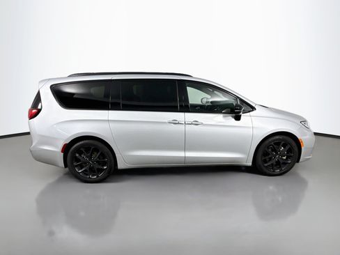 Used 2024 Chrysler Pacifica Limited w/ S Appearance Package FWD image 8
