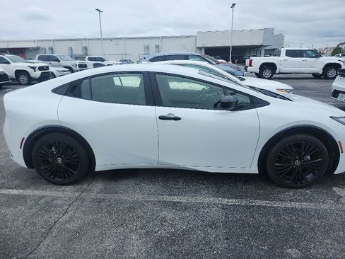 Used 2025 Toyota Prius FWD image 17