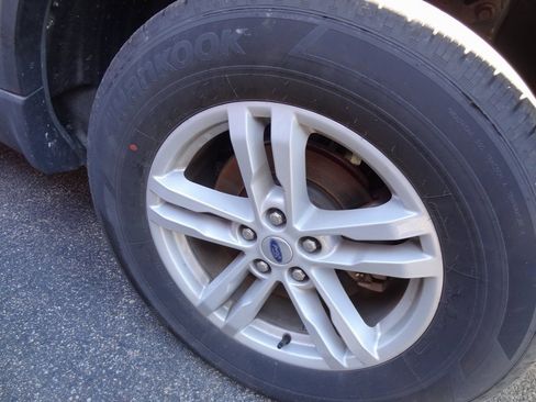 Used 2023 Ford Explorer XLT w/ Equipment Group 202A image 13