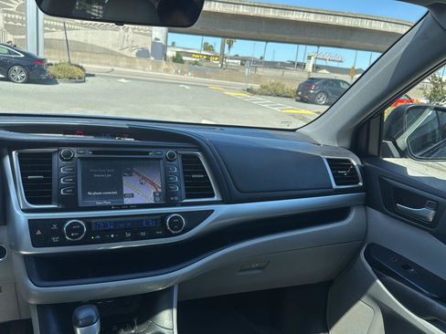 Used 2019 Toyota Highlander XLE AWD/4WD image 10