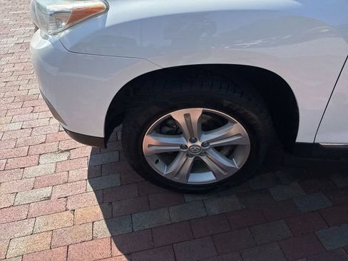 Used 2012 Toyota Highlander Limited w/ Tow Pkg FWD image 10