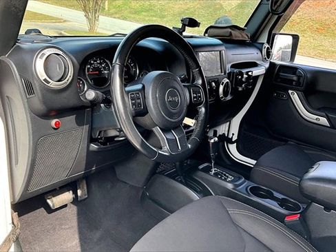 Used 2018 Jeep Wrangler Unlimited Sahara w/ Connectivity Group image 13