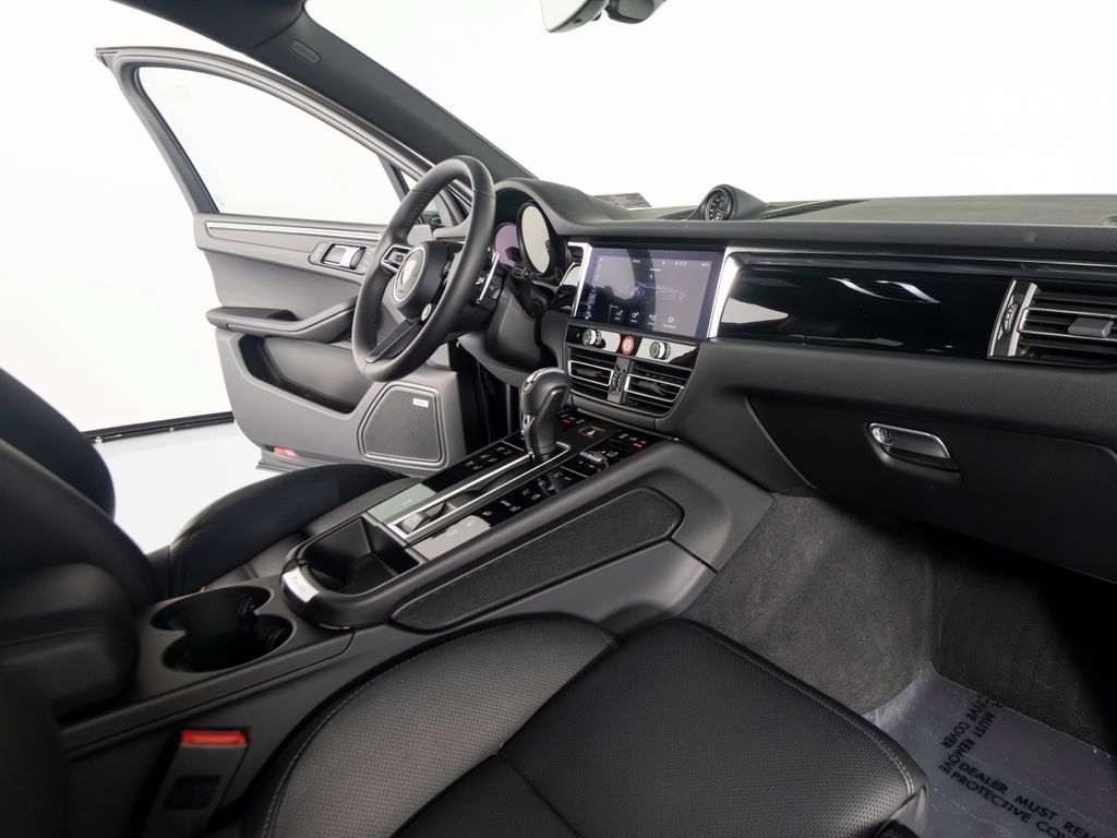 Certified 2026 Porsche Macan AWD/4WD image 34
