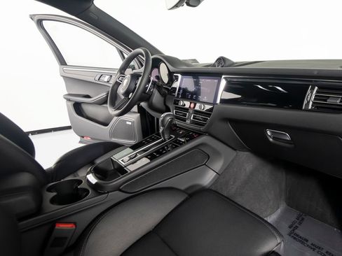Certified 2026 Porsche Macan AWD/4WD image 34
