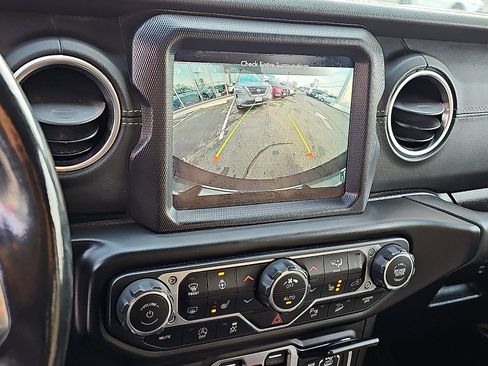 Used 2020 Jeep Wrangler Unlimited Sahara image 19