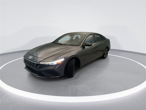 Used 2025 Hyundai Elantra Sport image 8