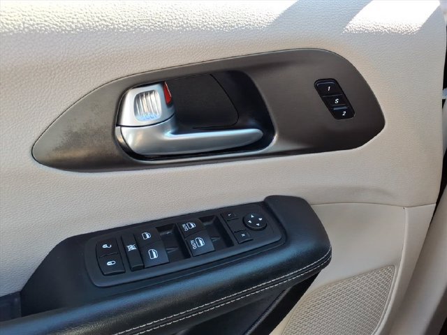 Used 2024 Chrysler Pacifica Touring-L FWD image 17