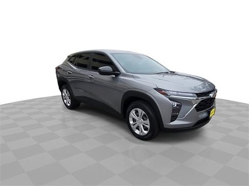 Used 2024 Chevrolet Trax LS image 2