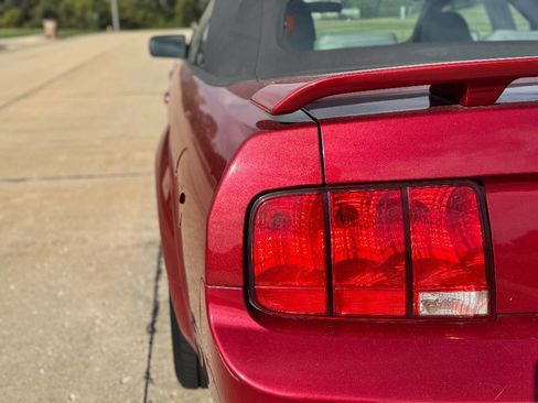 Used 2005 Ford Mustang Convertible image 7