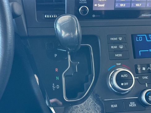 Used 2018 Toyota Sienna SE image 20