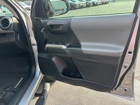 Used 2020 Toyota Tacoma SR5 AWD/4WD image 43