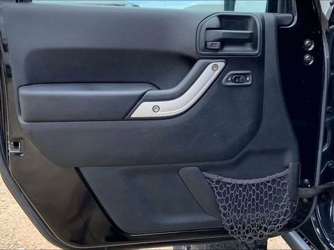 Used 2017 Jeep Wrangler Unlimited Rubicon w/ Connectivity Group image 22