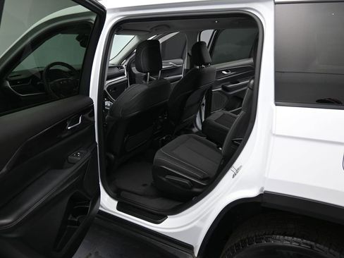 Used 2023 Jeep Grand Cherokee L Laredo image 17