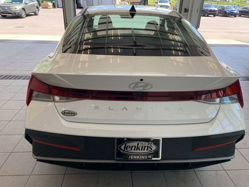 New 2026 Hyundai Elantra SE FWD image 13