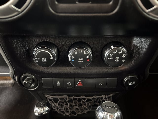 Used 2015 Jeep Wrangler Unlimited Sahara w/ Connectivity Group AWD/4WD image 21