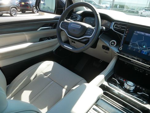 Used 2024 Jeep Wagoneer Series III w/ Premium Group I AWD/4WD image 9