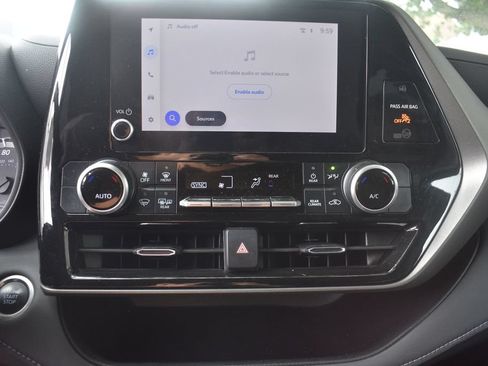 Used 2025 Toyota Highlander LE FWD image 18