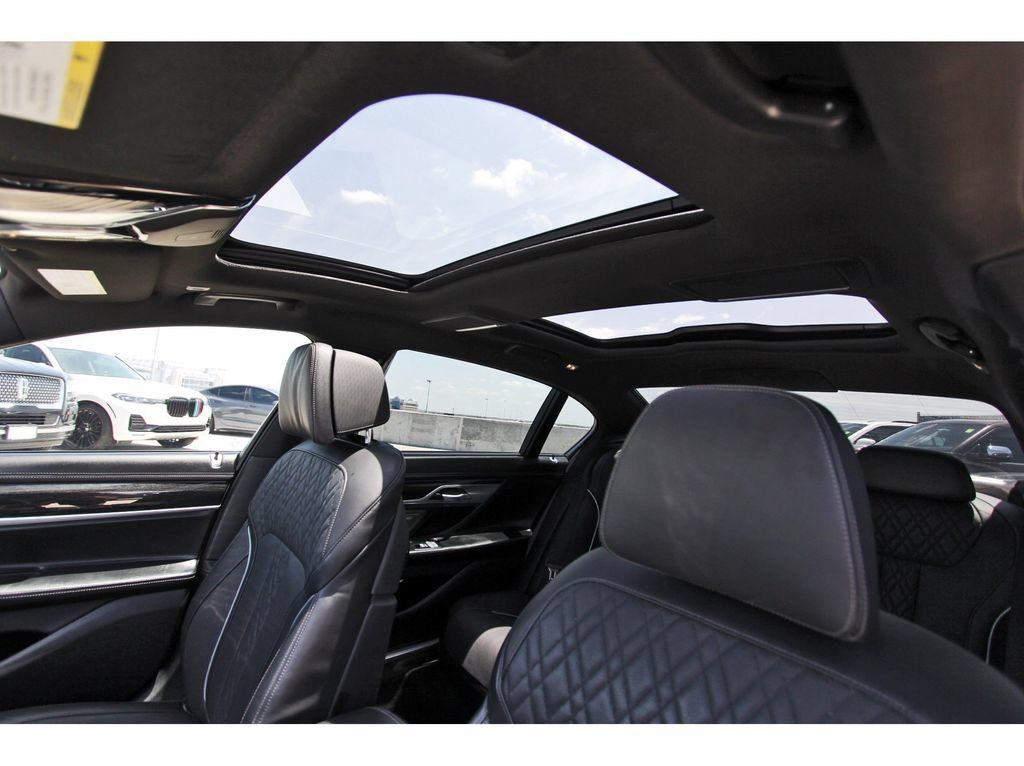 Used 2022 BMW 750i xDrive w/ Executive Package AWD/4WD image 28
