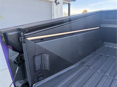 Used 2025 Tesla Cybertruck AWD Crew Cab image 40