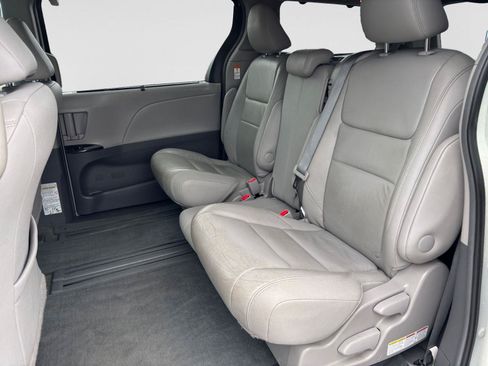 Used 2016 Toyota Sienna XLE Premium FWD image 36