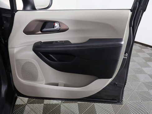 Used 2023 Chrysler Voyager LX image 22