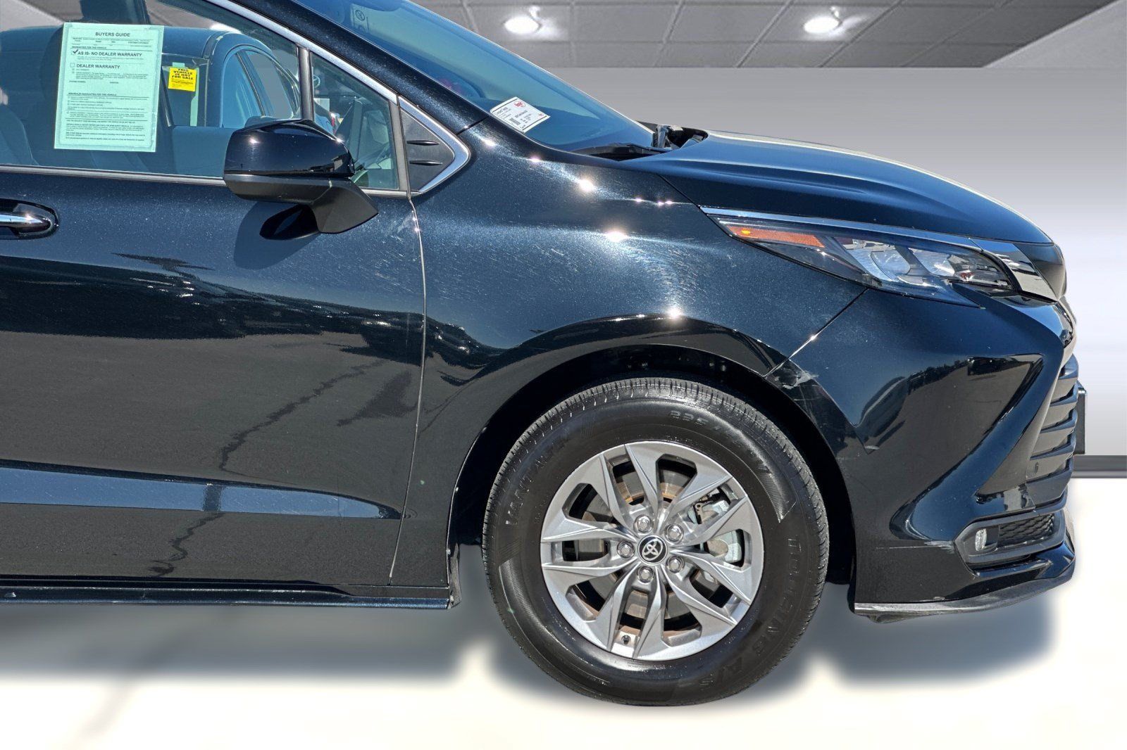 Used 2026 Toyota Sienna XLE FWD image 35