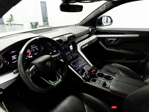 Used 2021 Lamborghini Urus image 21