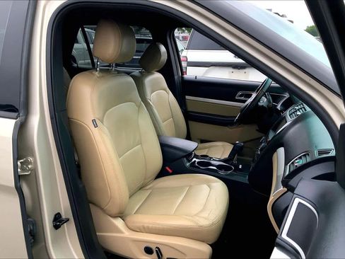 Used 2017 Ford Explorer XLT w/ Equipment Group 202A FWD image 9