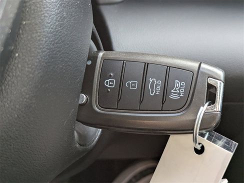 Used 2022 Hyundai Elantra SE image 29