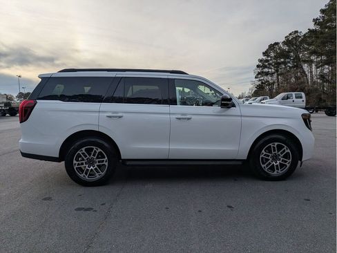 Certified 2025 Ford Expedition Active image 5