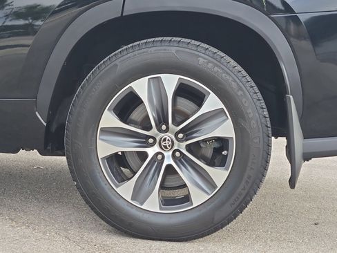 Used 2024 Toyota Highlander XLE AWD/4WD image 26