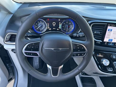 Used 2024 Chrysler Pacifica Touring-L FWD image 28