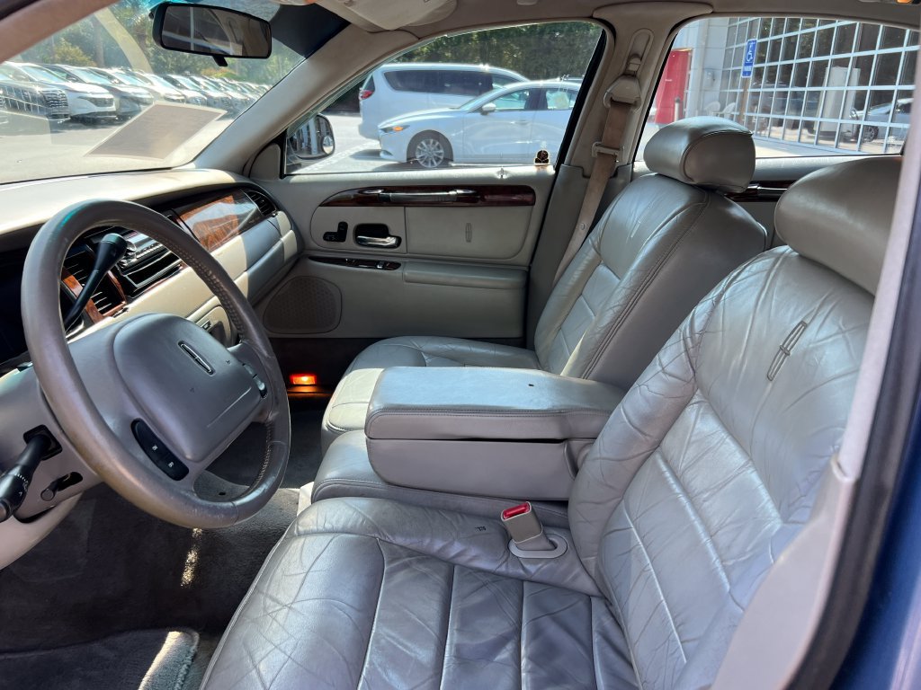 Used 1999 Lincoln Town Car Executive RWD image 8
