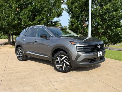 Used 2026 Nissan Kicks SV w/ SV Premium Package FWD image 1