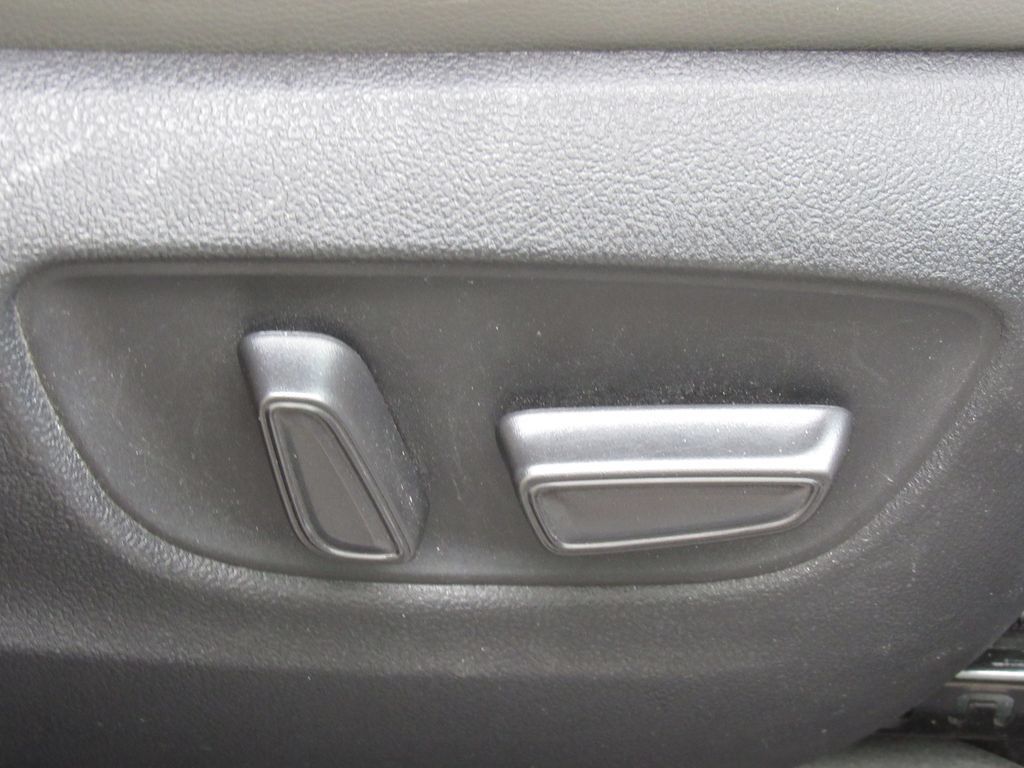 Certified 2025 Toyota Sienna XLE FWD image 22