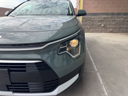Used 2024 Kia Niro EX image 10