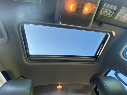 Used 2014 Nissan Frontier SL w/ SL Moonroof Package AWD/4WD image 16
