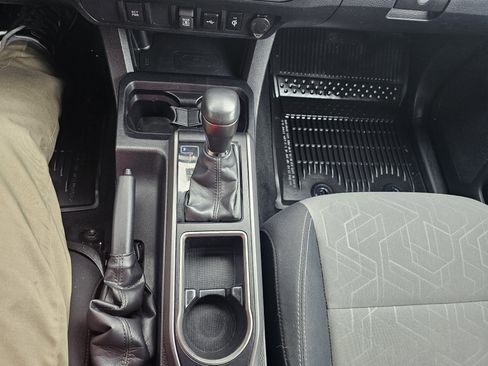 Used 2022 Toyota Tacoma TRD Sport image 22