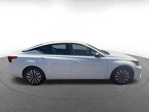 Used 2025 Nissan Altima 2.5 SV FWD image 15