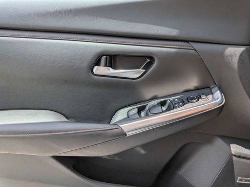 Used 2025 Nissan Sentra SR w/ SR Premium Package FWD image 27