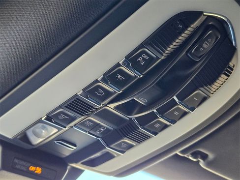 Used 2023 Porsche Macan Turbo image 15