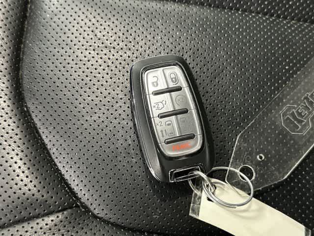 Used 2020 Chrysler Pacifica Limited FWD image 33