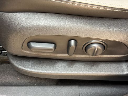 Used 2018 Chevrolet Equinox Premier FWD image 15