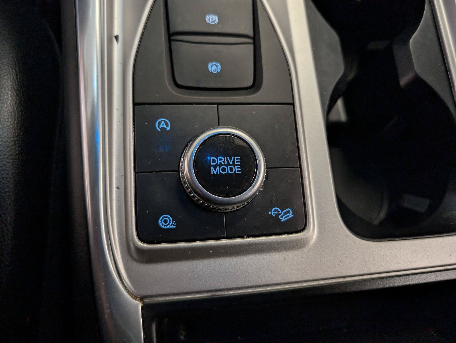 Used 2020 Ford Explorer XLT w/ Equipment Group 202A AWD/4WD image 3