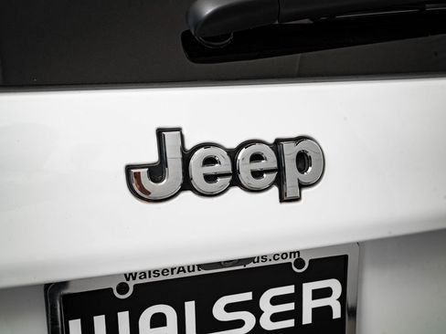 Used 2019 Jeep Cherokee Limited image 9